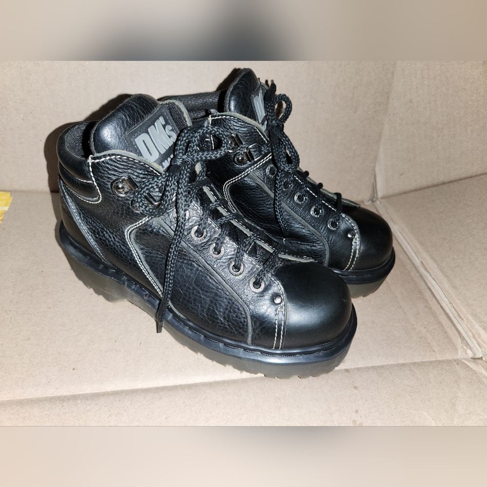 dr. martens mens 8 UK 7 Airwair 9010 Aw 004 New